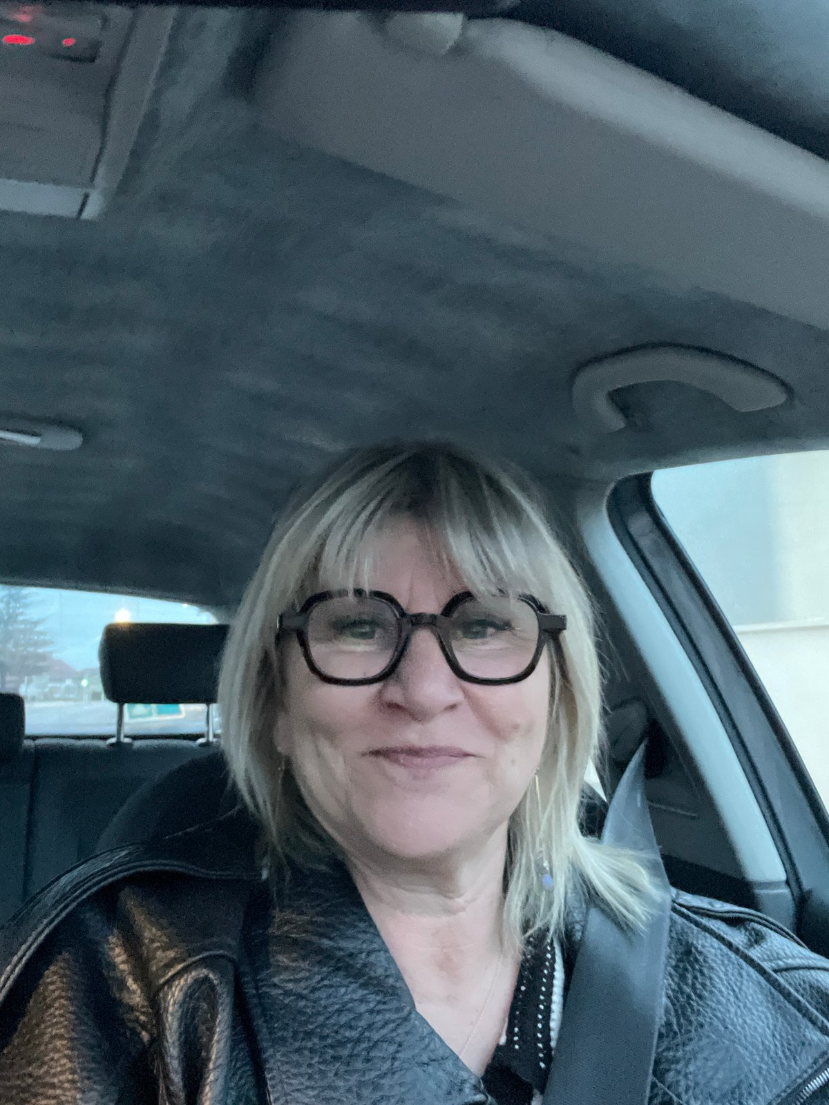 Woman in black jacket observed in car in Saint-Galmier