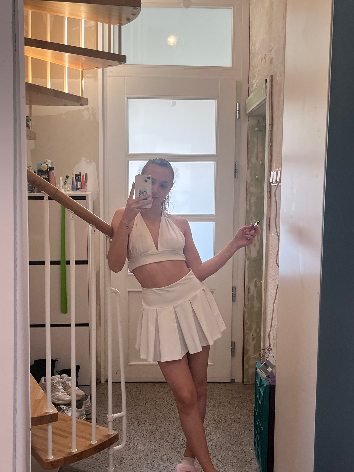 Woman takes multiple selfies during home renovation in Saarbrücken