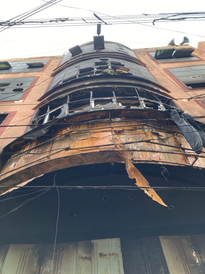 Fire-damaged building documented in Quetta amid daily street life