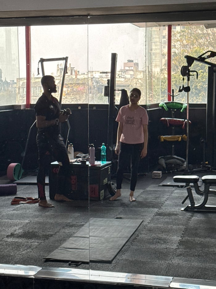 Early morning gym session captured in Kolkata fitness center