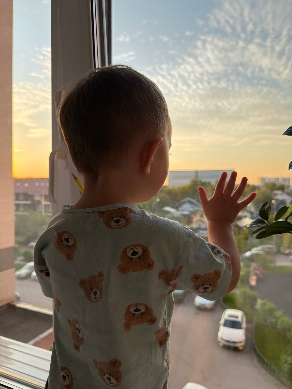Father and toddler share sunset moment in Odintsovo home