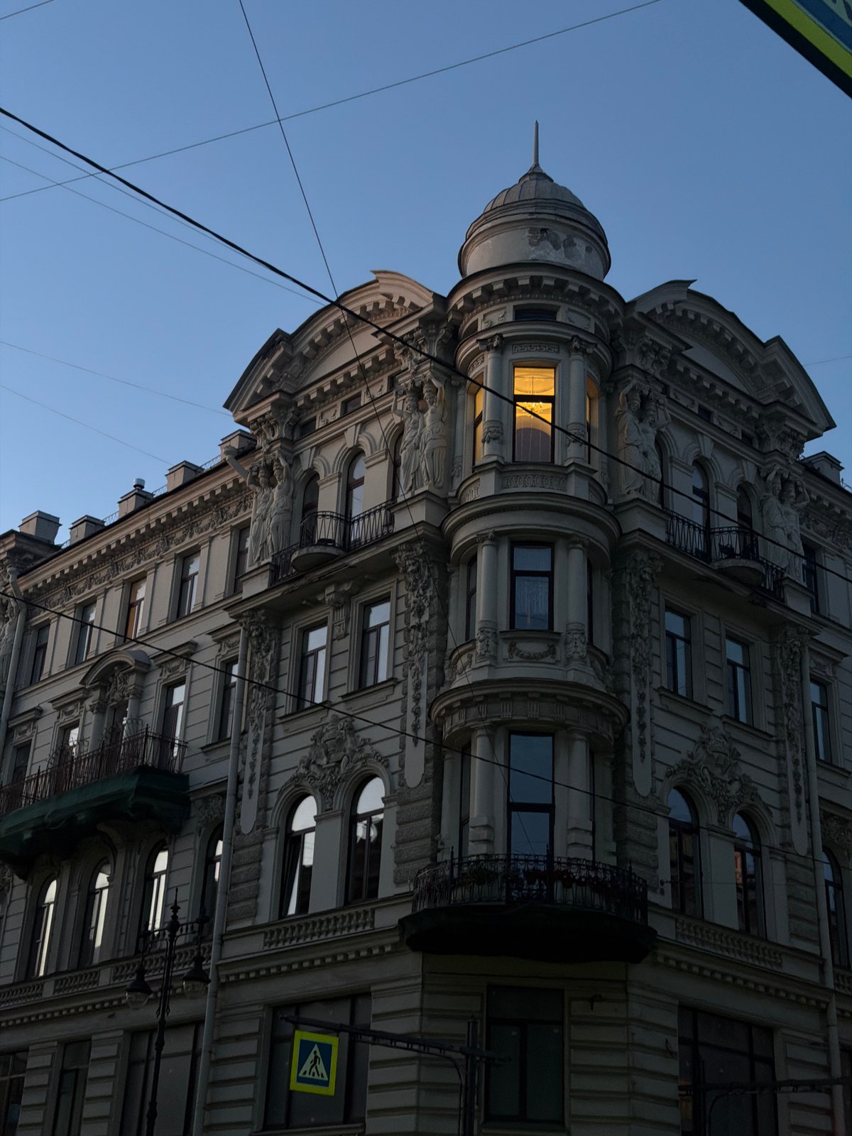 Evening stroll captures Saint Petersburg's architecture during golden hour