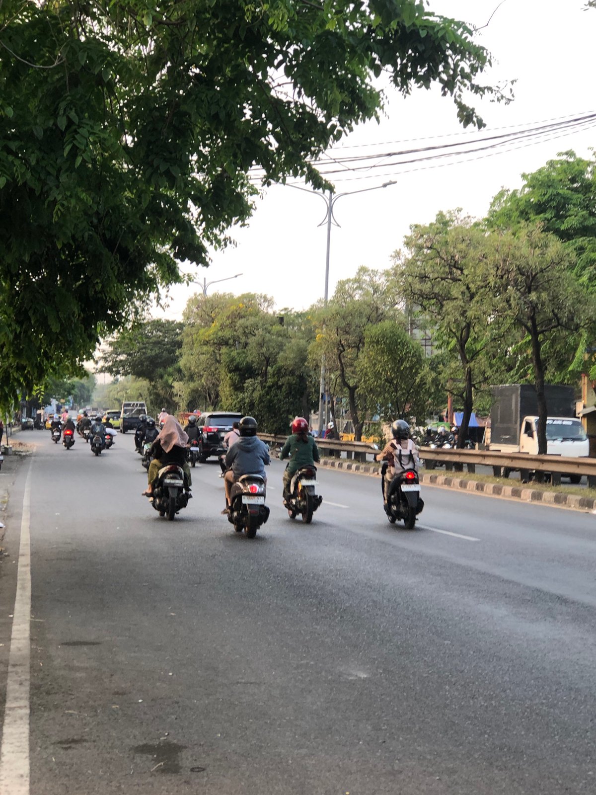 Morning traffic flows through a busy Kludan thoroughfare