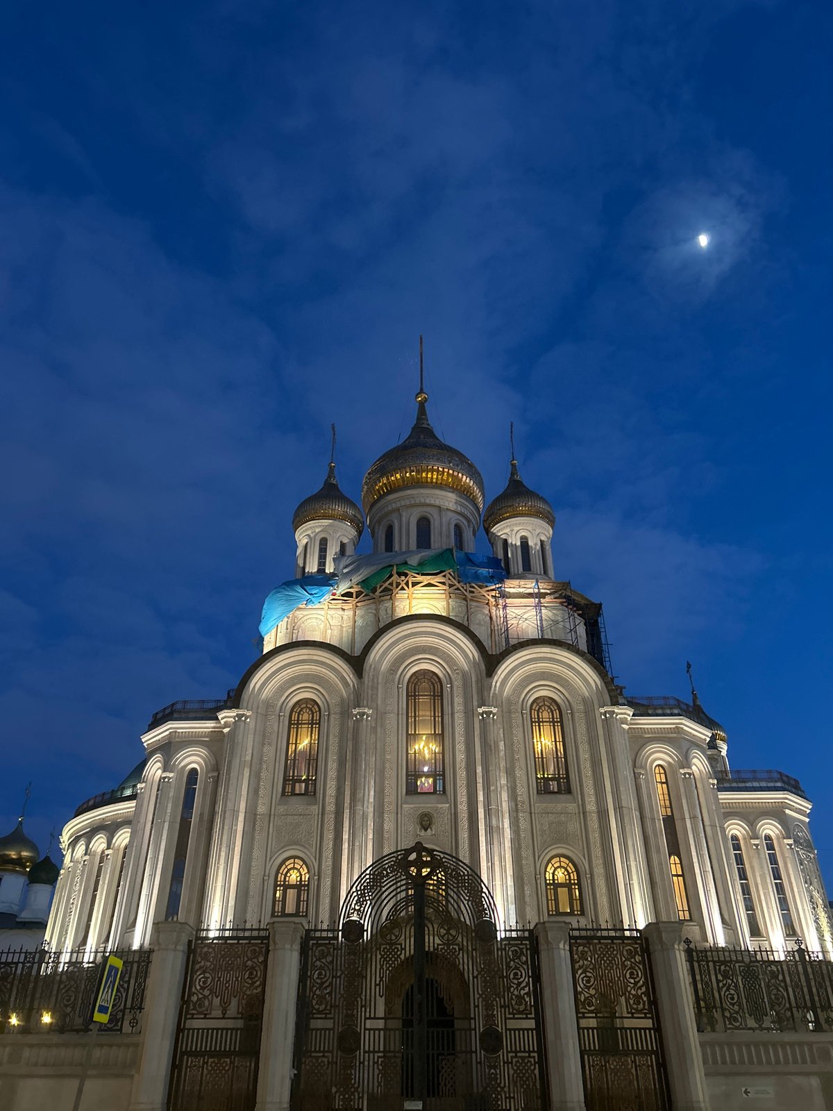 Evening photography documents Moscow cathedral architecture and bronze monuments