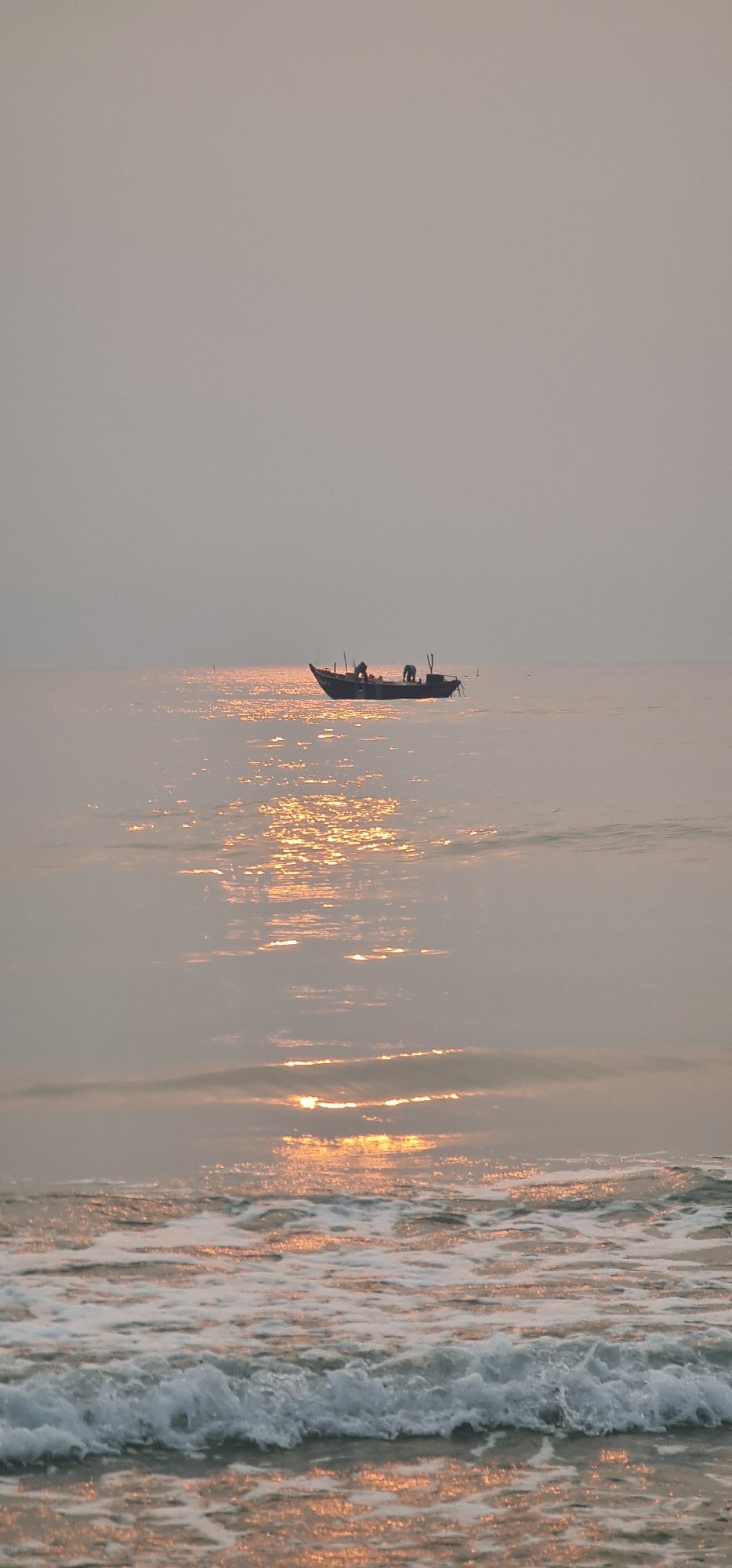 Evening jogger spotted on Đà Nẵng beach at sunset