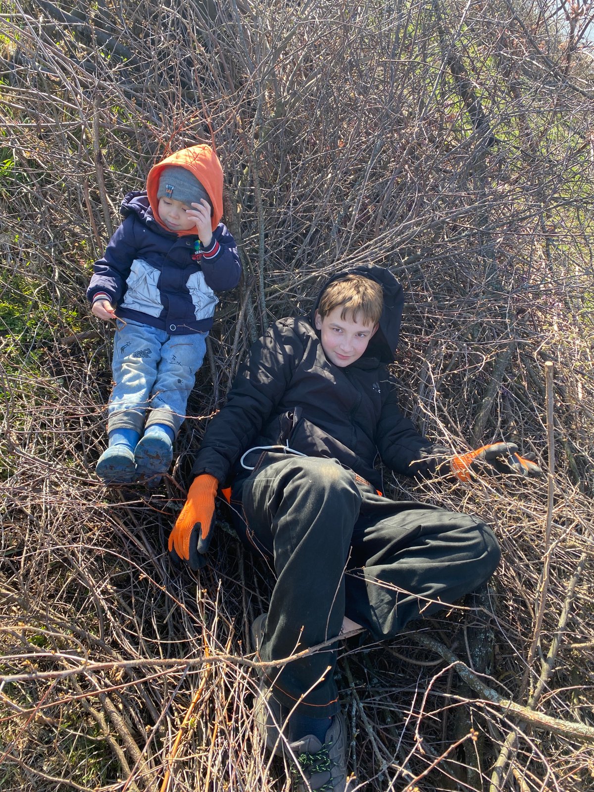 Children spotted resting in thorny thicket in Ольховка