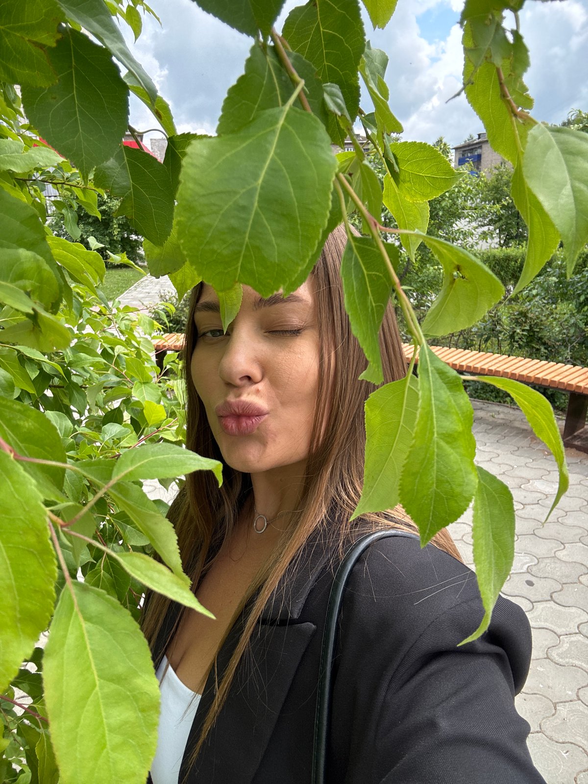Photo session in Chernushka park among green foliage