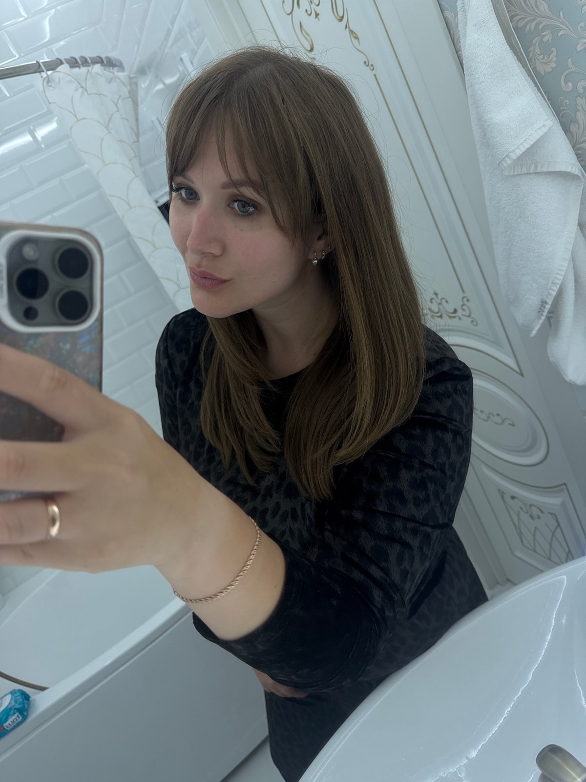 Evening indoor moments captured in Volgograd: selfie and cityscape