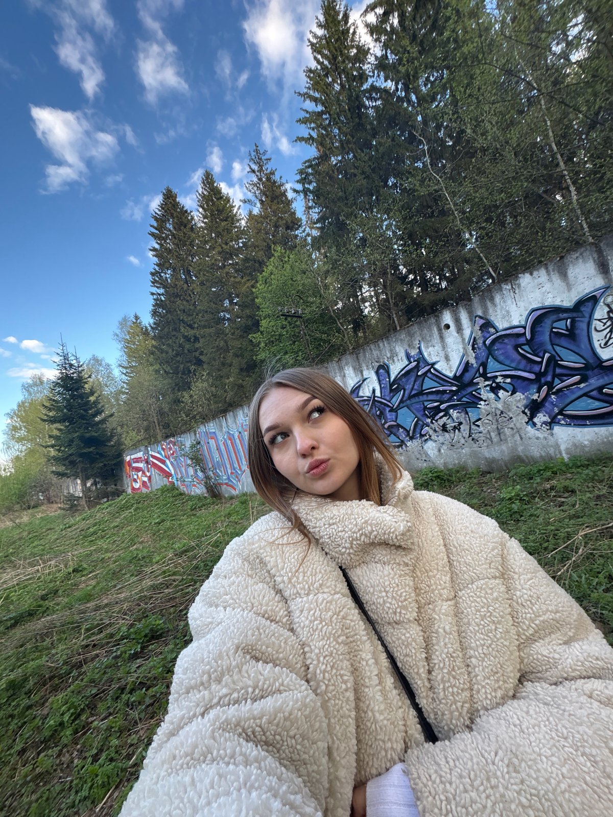 Woman spotted near graffitied wall in Chaikovsky park area