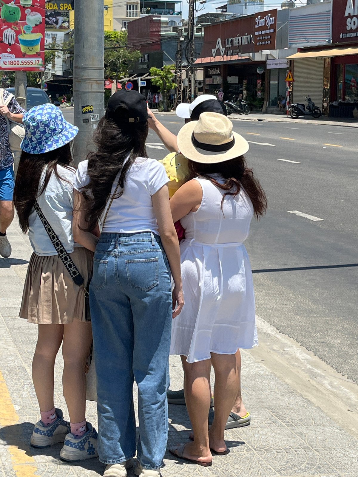 Morning scenes of daily life captured across Đà Nẵng beaches