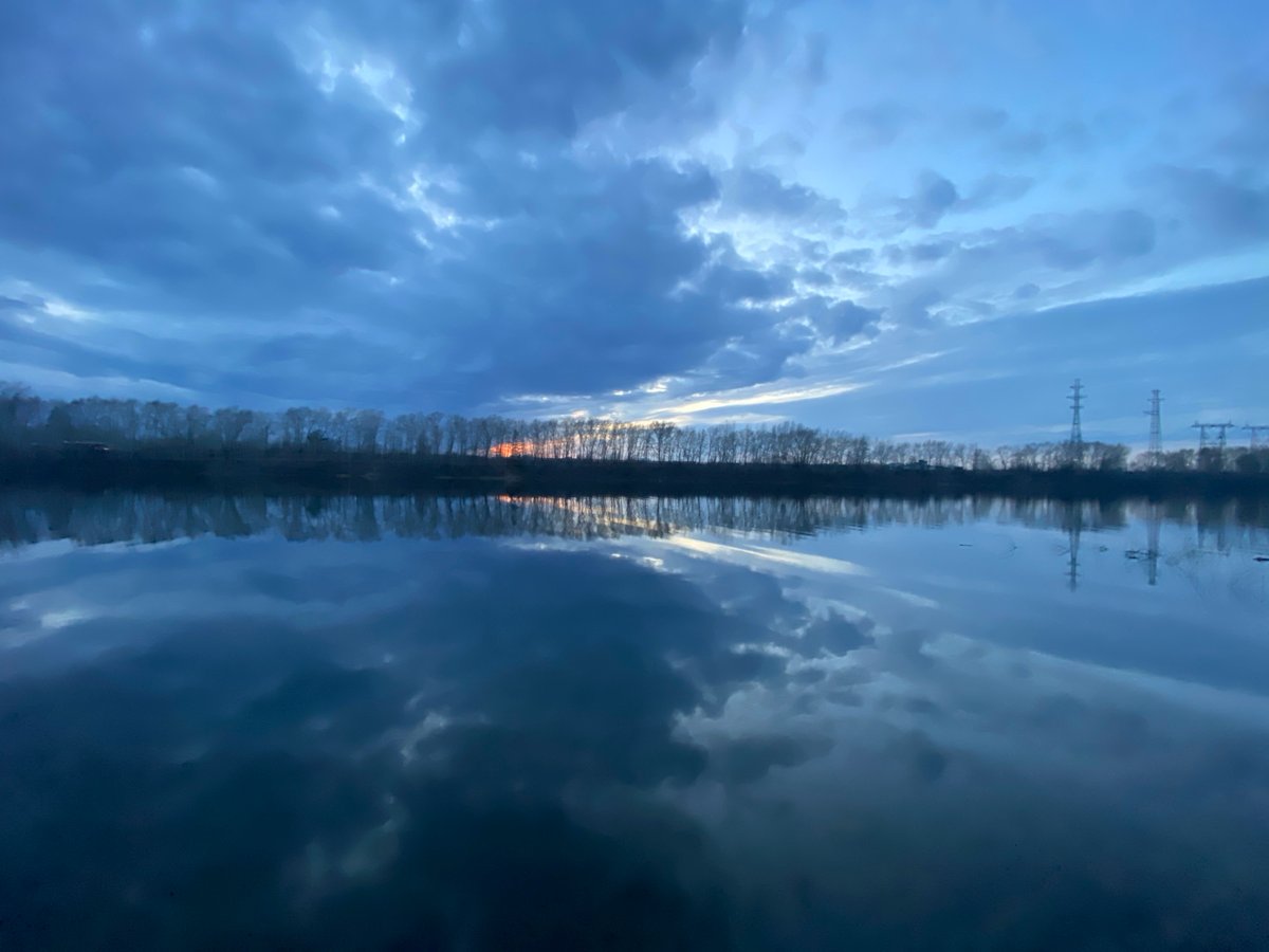 Twilight riverside scenes and sauna moments captured in Chaikovsky, Russia
