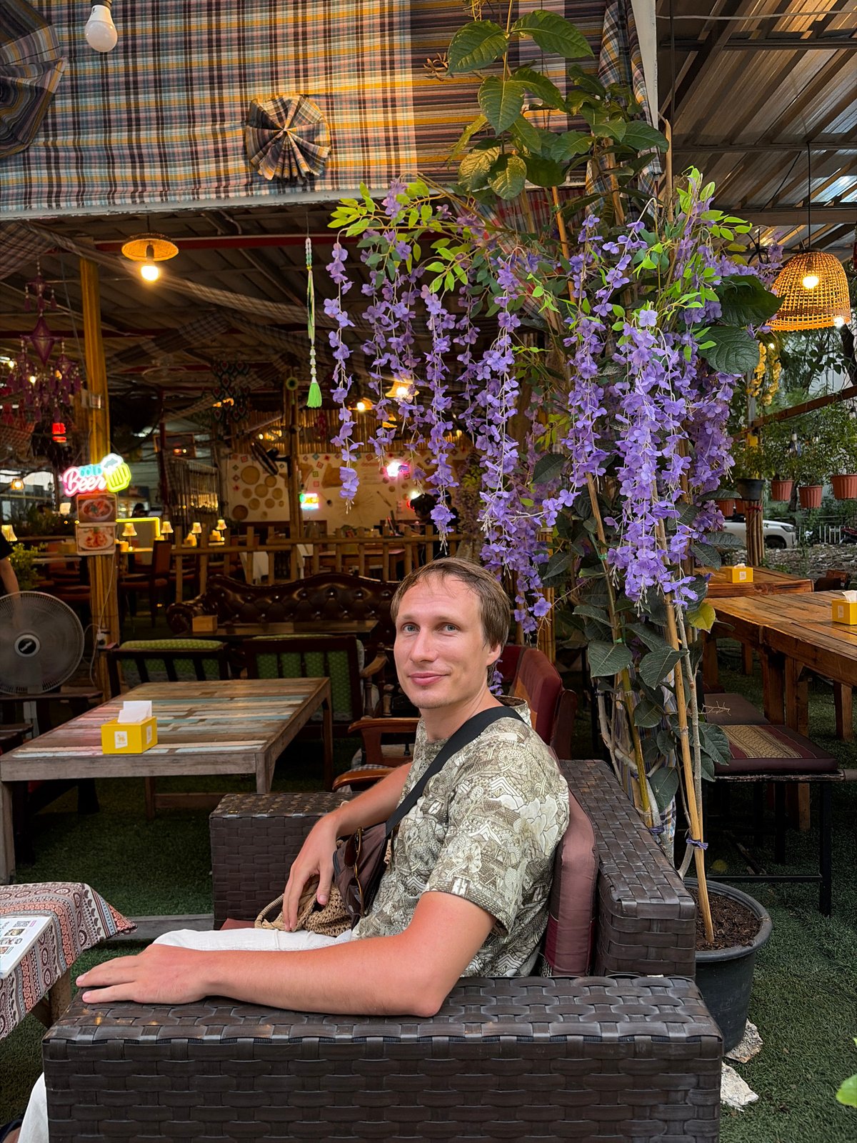 A casual Bangkok morning: streets, a cat, and downtime
