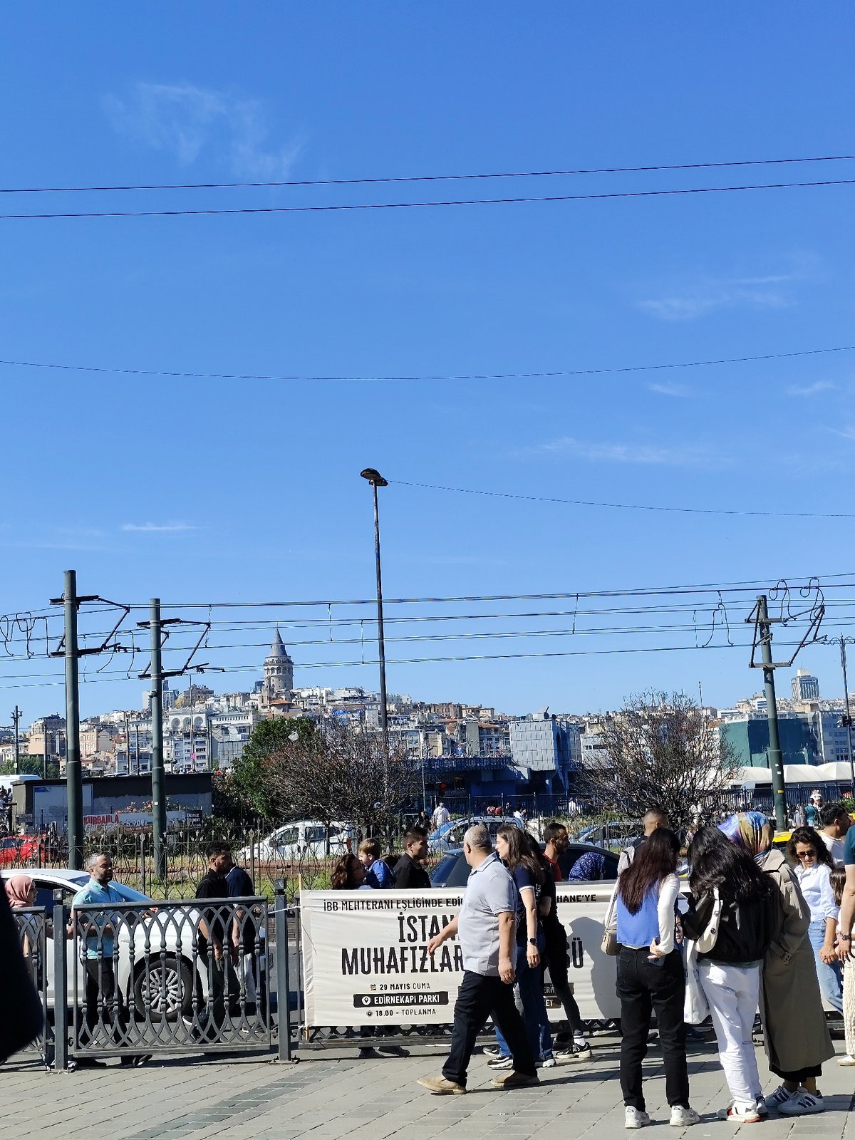 Afternoon crowds gather at Istanbul's historic mosque district