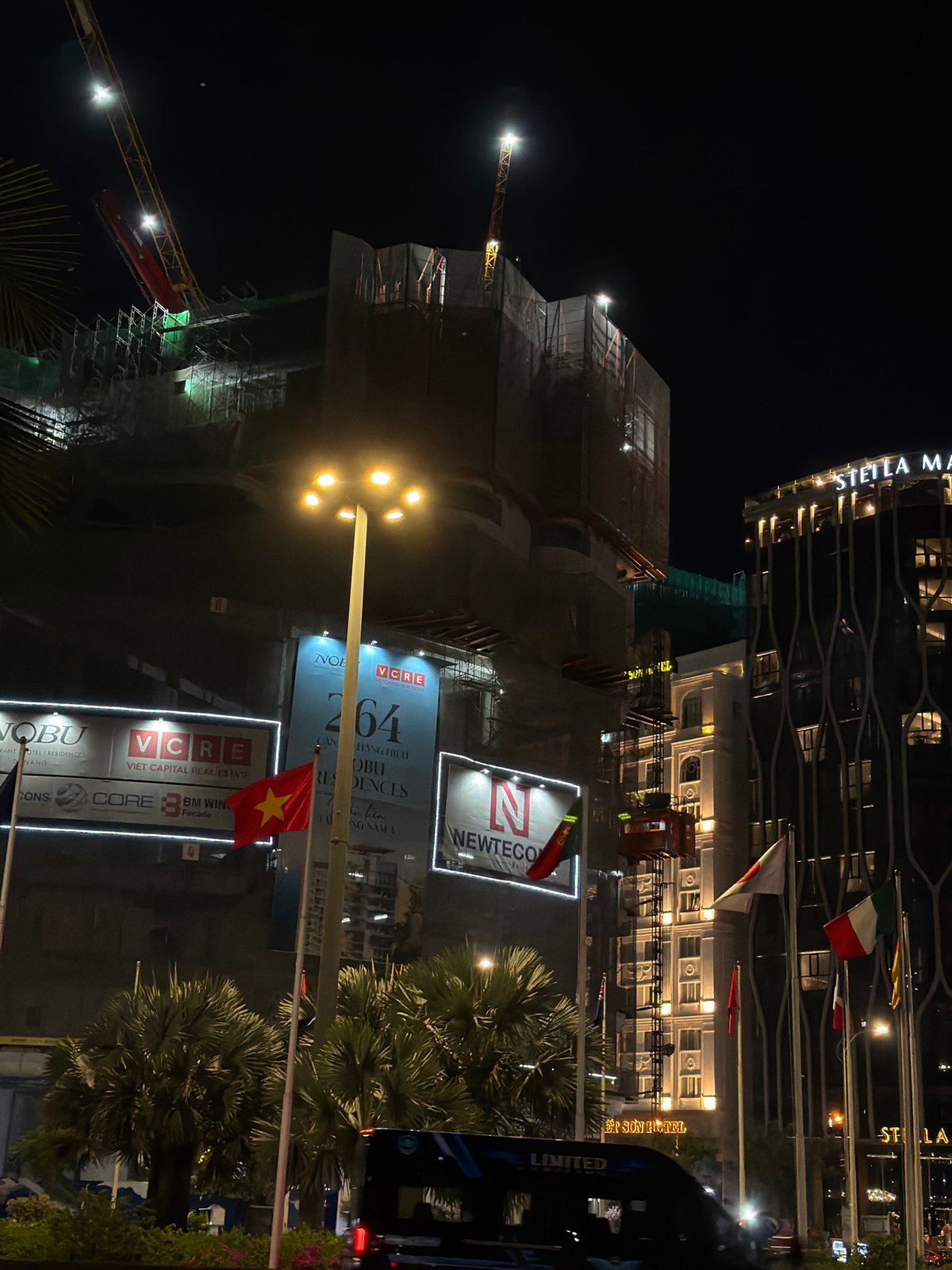 Night in Da Nang: beach, busy streets, and live seafood tanks
