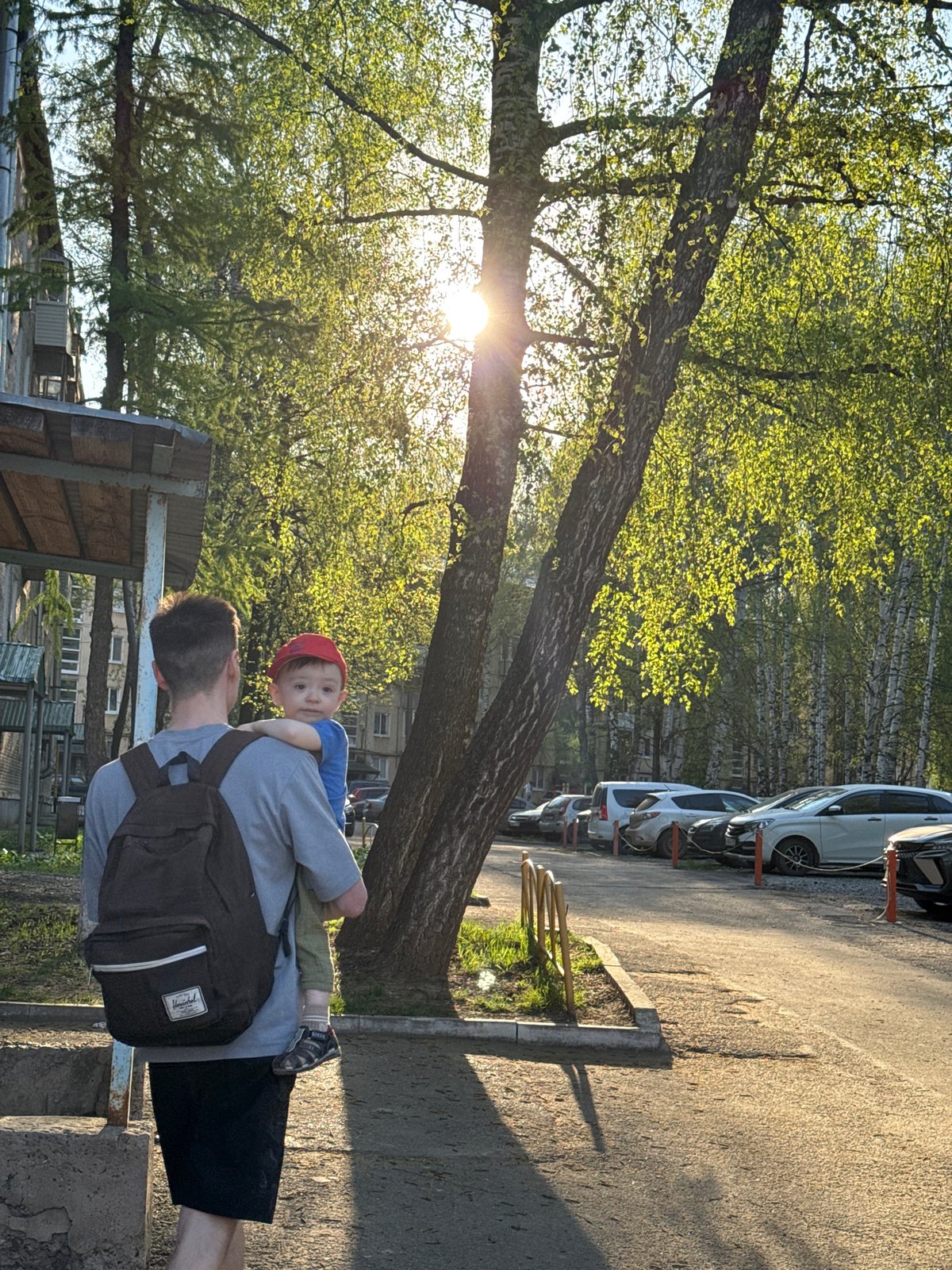Families enjoy afternoon leisure activities in Izhevsk parks