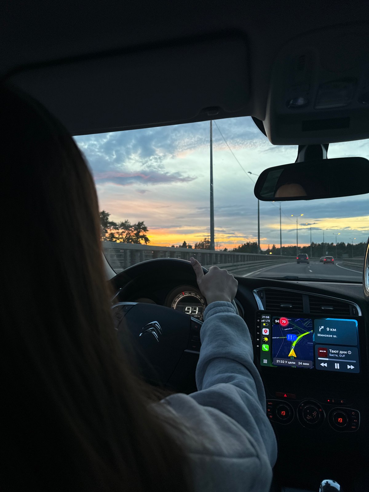 Driver travels west near Selyatino approaching Minskoye Shosse