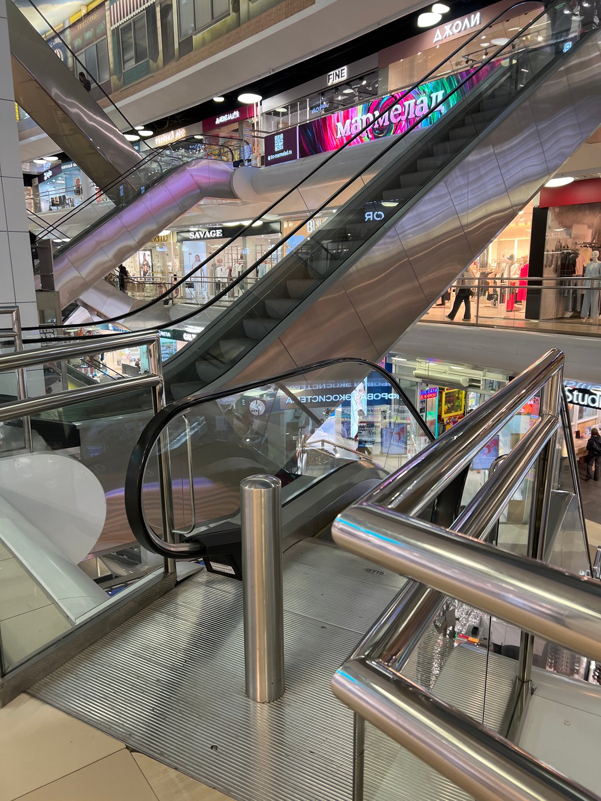 Daily life documented at Vologda shopping center and streets