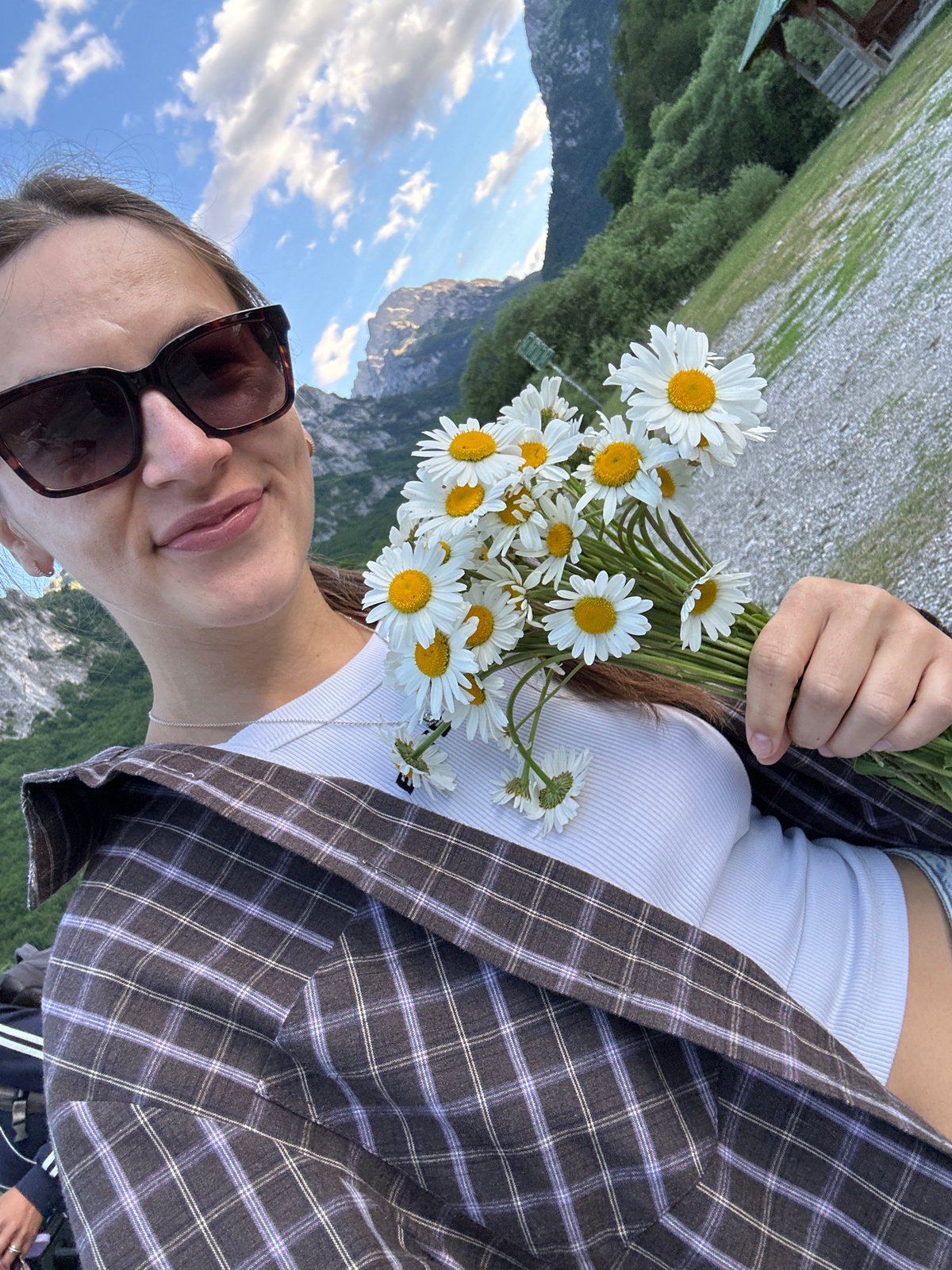 Daisy bouquet photoshoot in Montenegro's mountain countryside