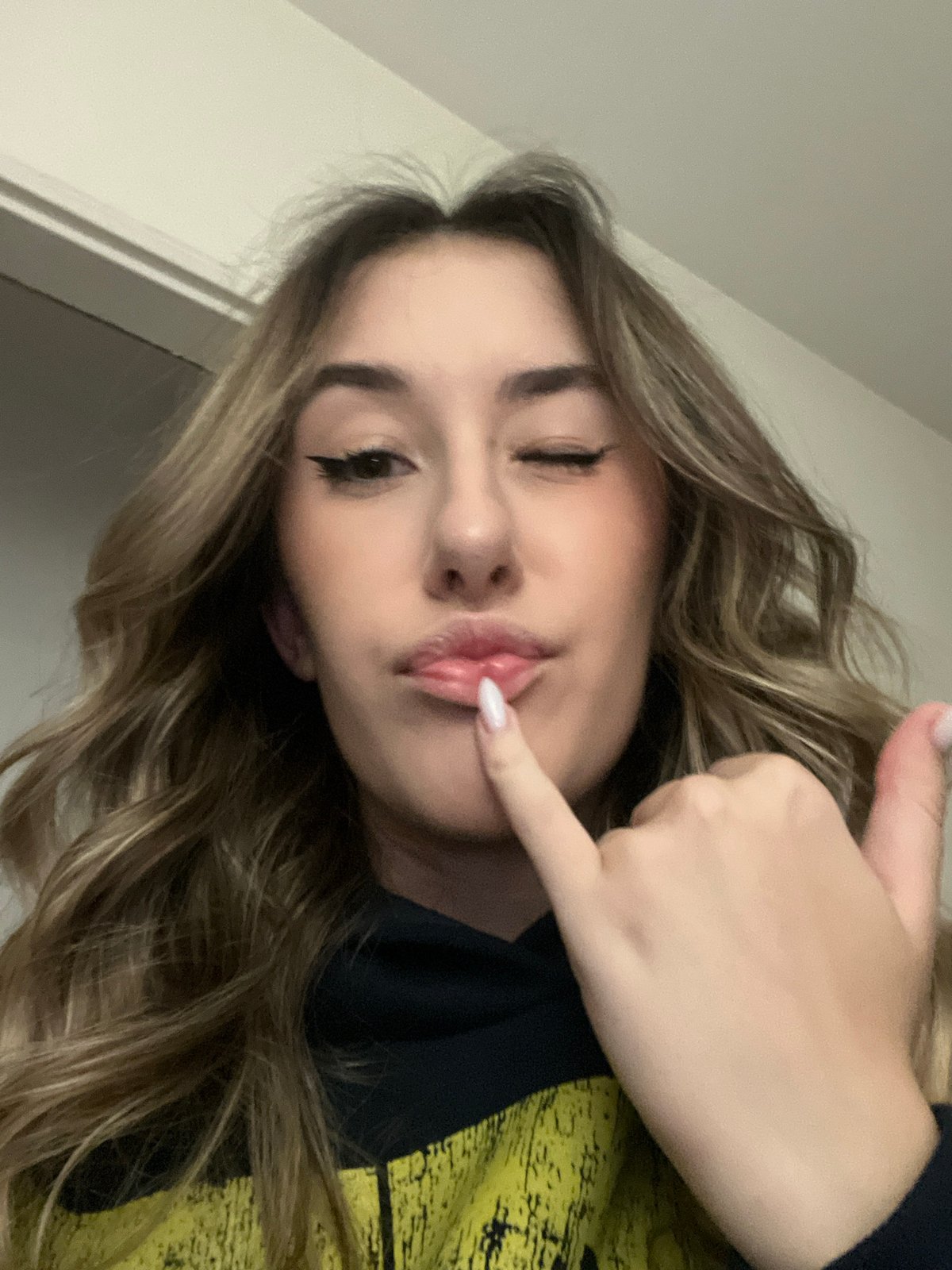 Woman takes selfies, vapes during evening session in Sofia