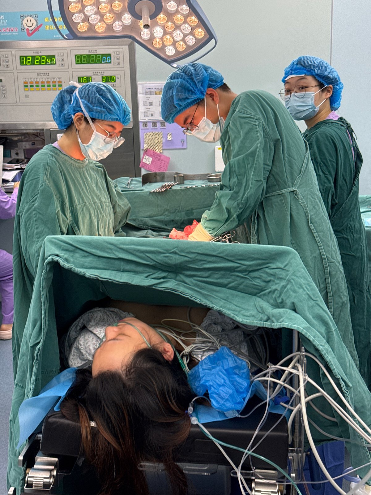 Medical team conducts early morning surgery in Yuzhong District