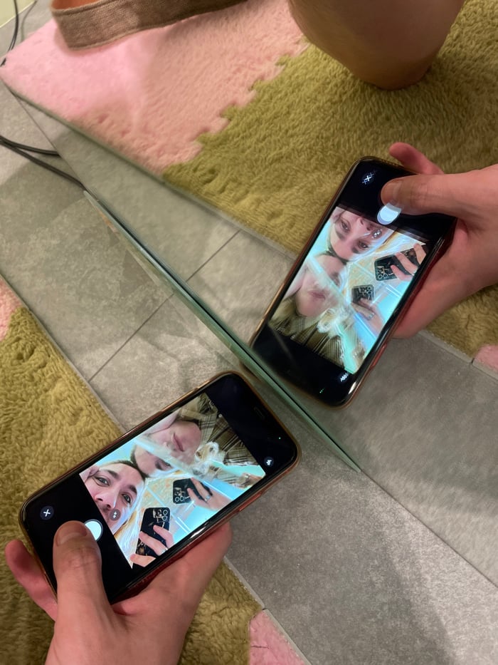 Moscow shoppers browse boutiques, take mirror selfies during afternoon