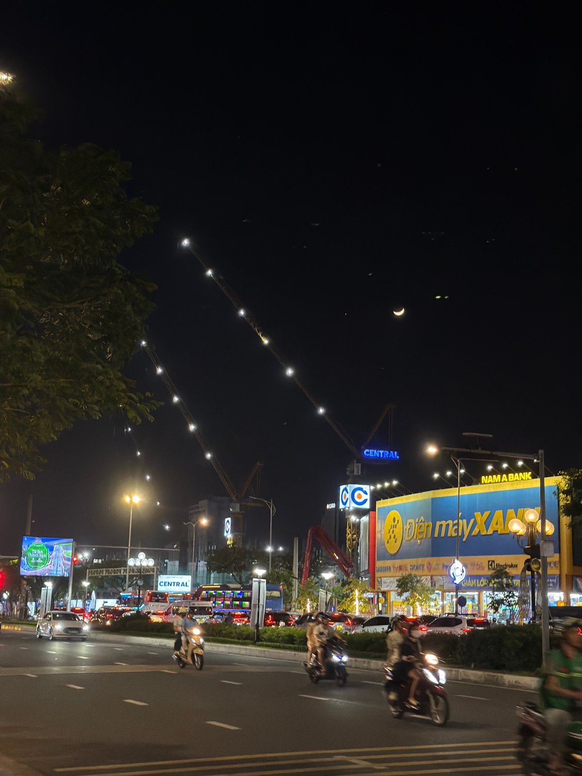 Nighttime street life documented in Đà Nẵng, Vietnam
