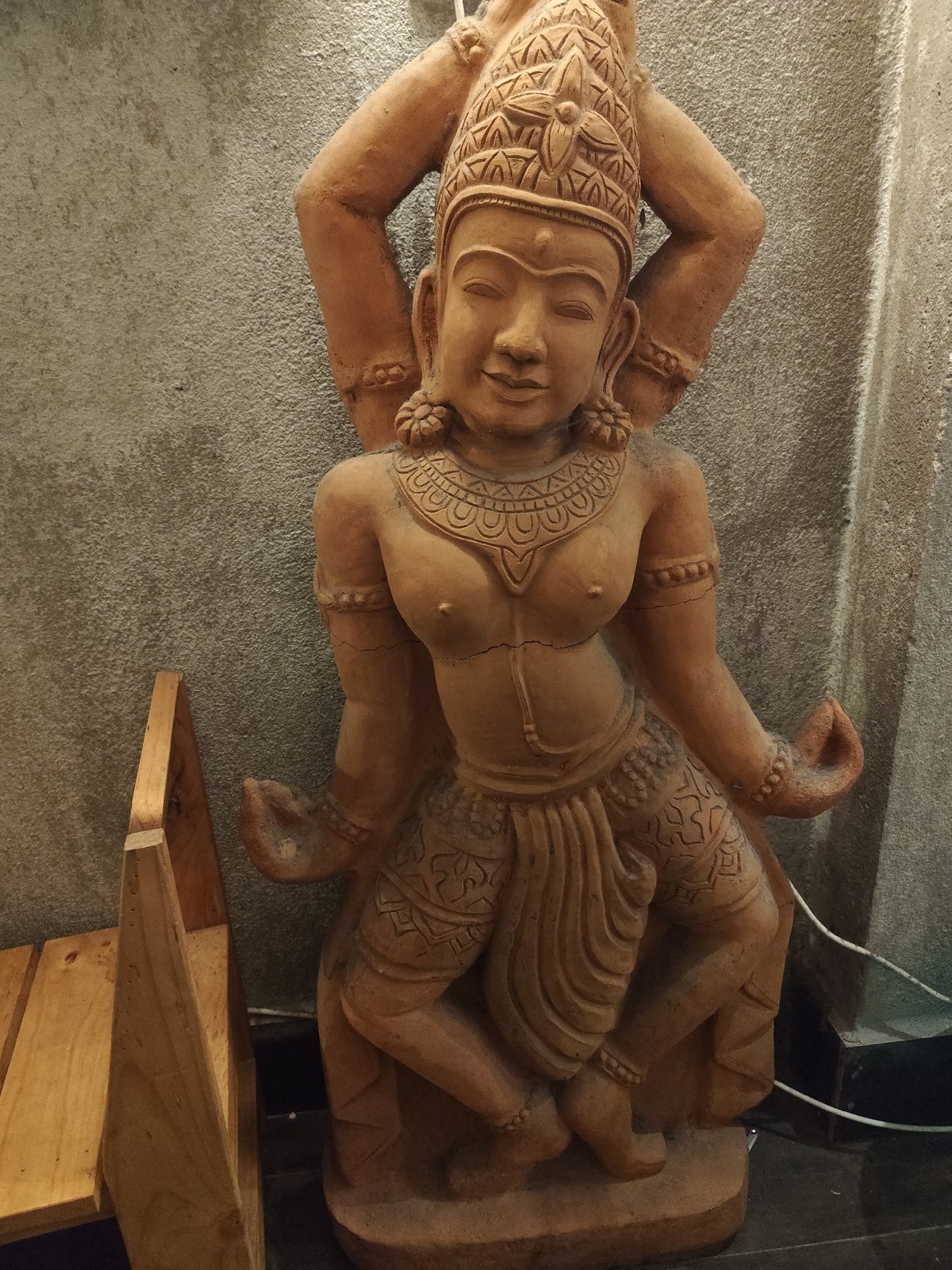 Statue and calico cat spotted in Da Lat