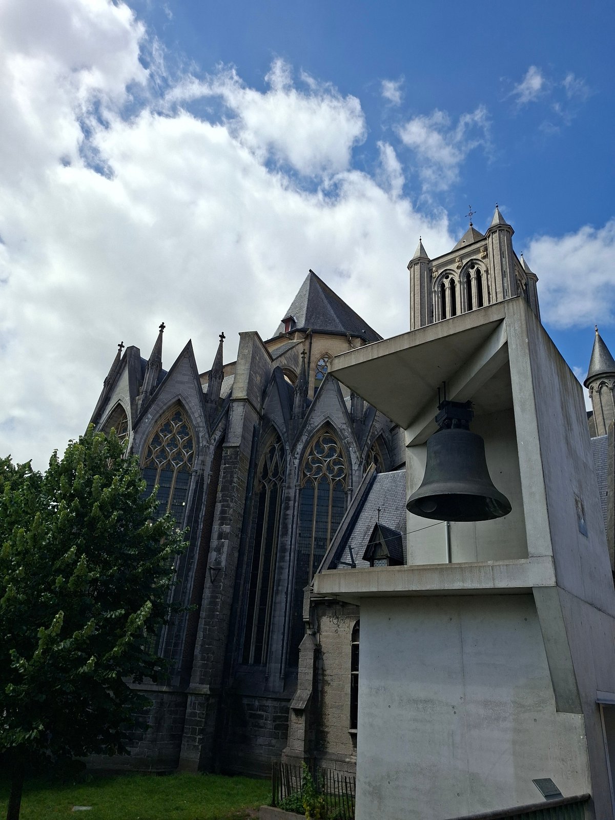 Morning walking tour captures historic Ghent landmarks and street performances