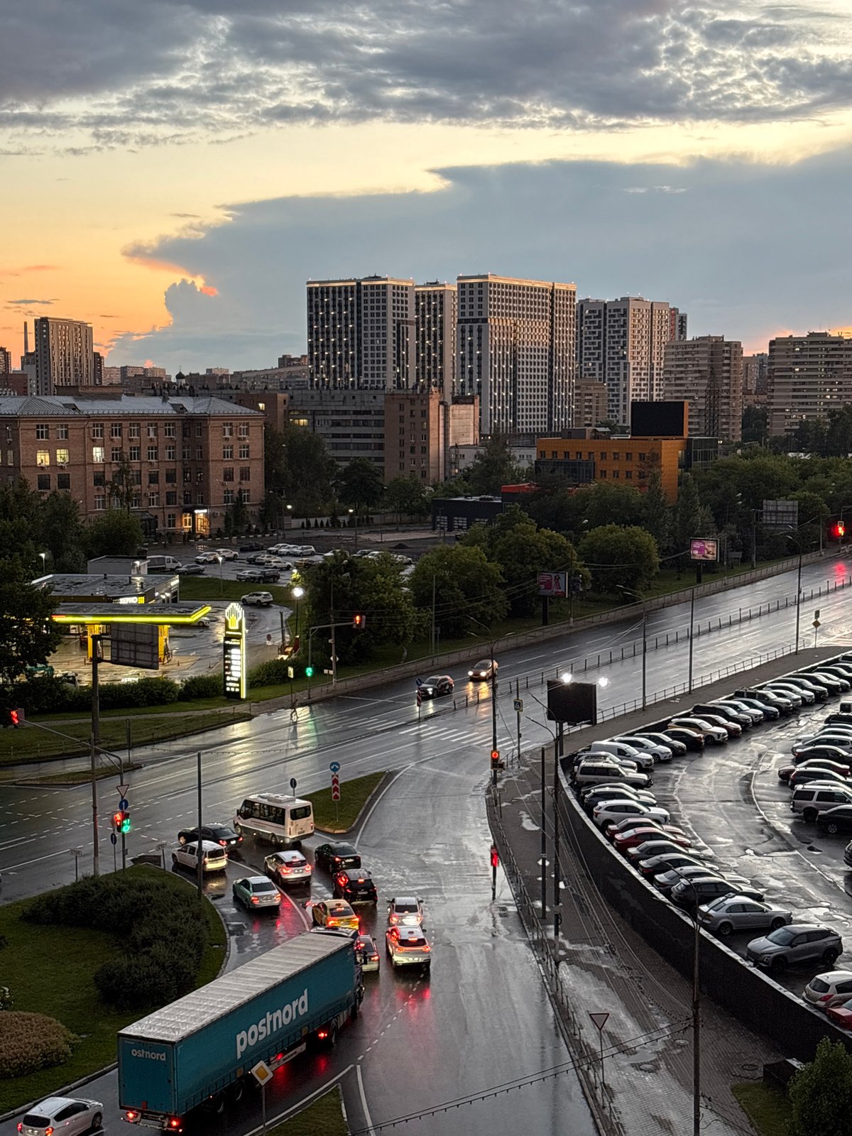 Wet roads and a striking sunset over Mytishchi traffic