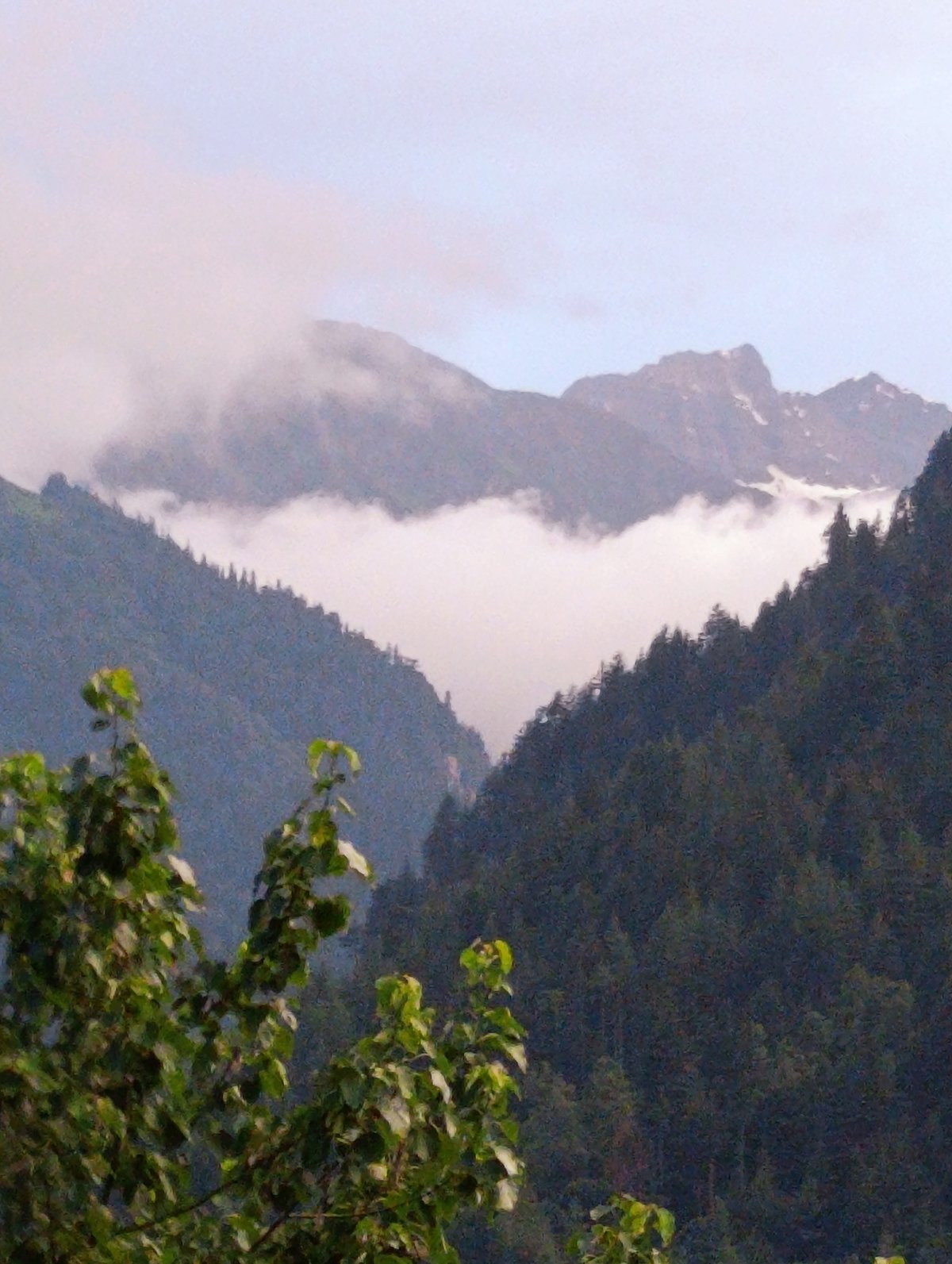 Misty Himalayan afternoon in Vashisht, food and street life included