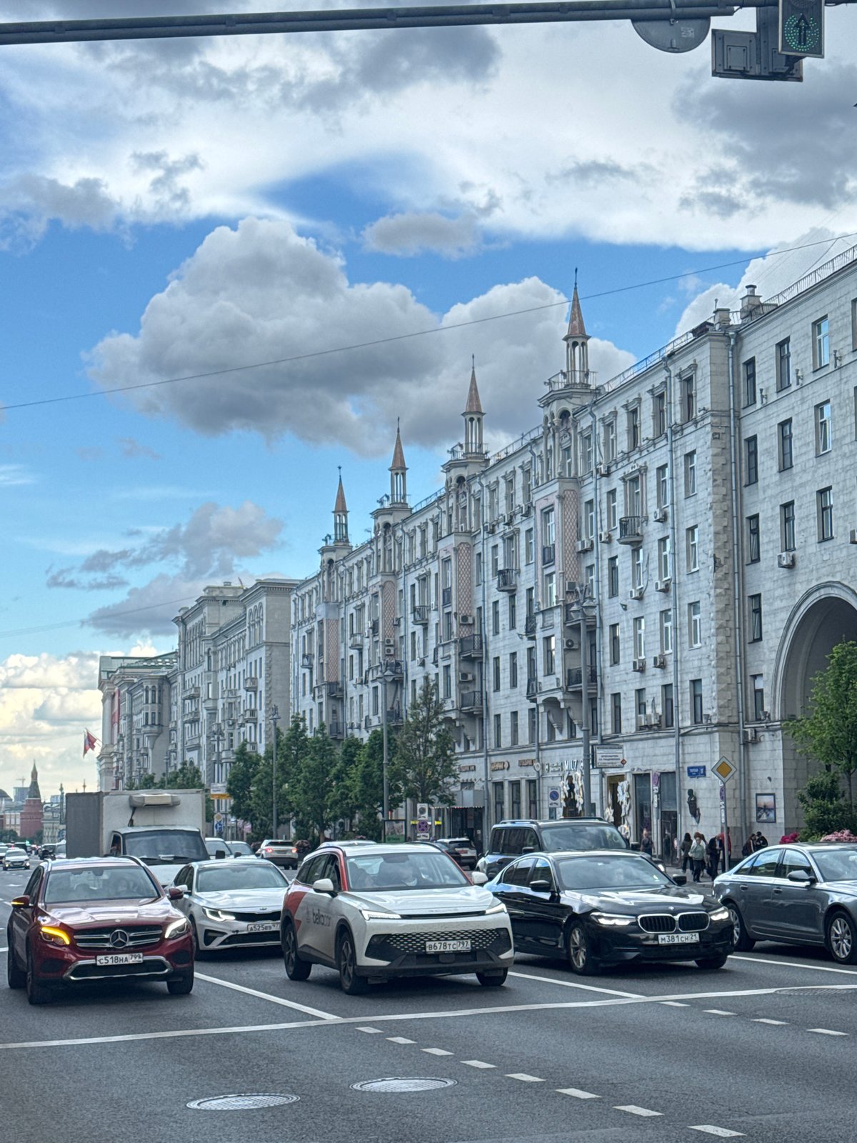 Witness documents everyday Moscow street scenes over 24-minute afternoon walk