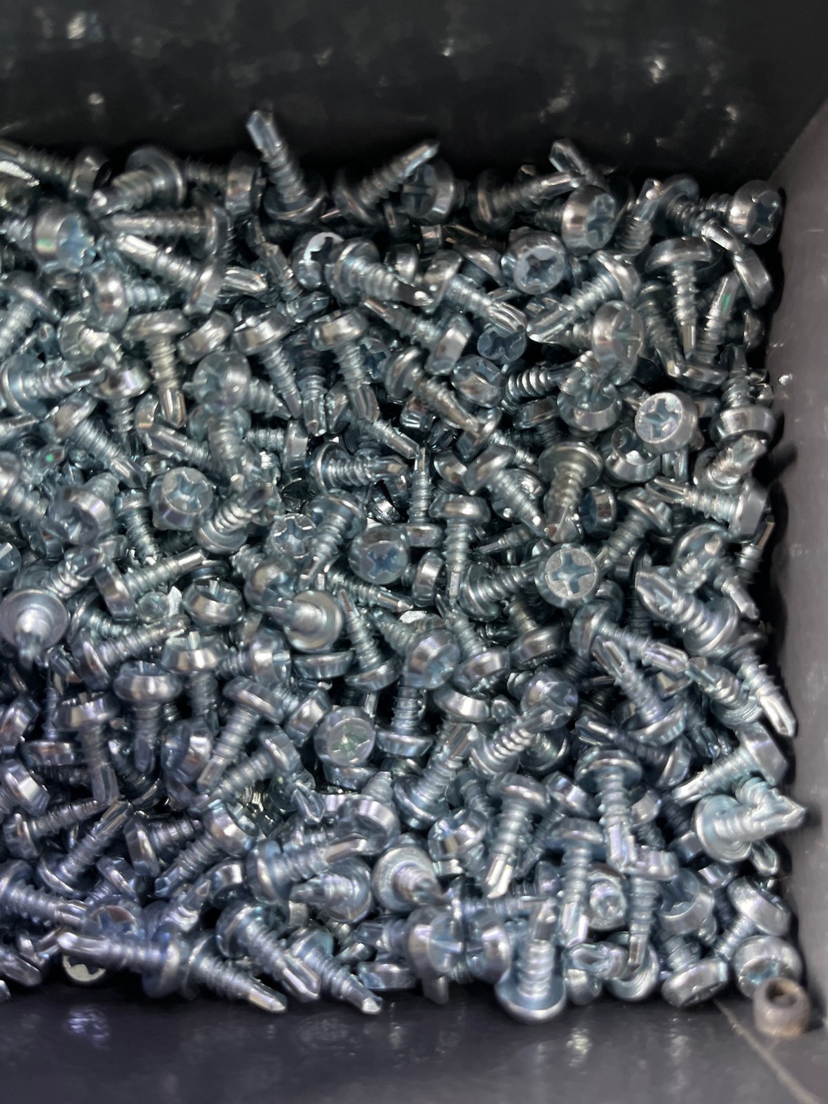 Morning shift at a Kyiv industrial workshop, hardware and breaks