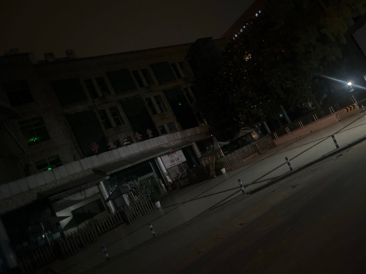 Wet Night Scenes Captured Across Yuzhong District Recreation Areas