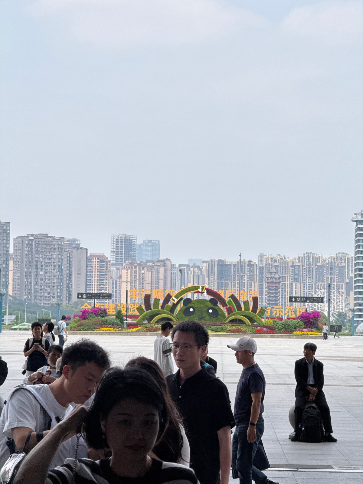 Group gathers on walkway in Chenghua District