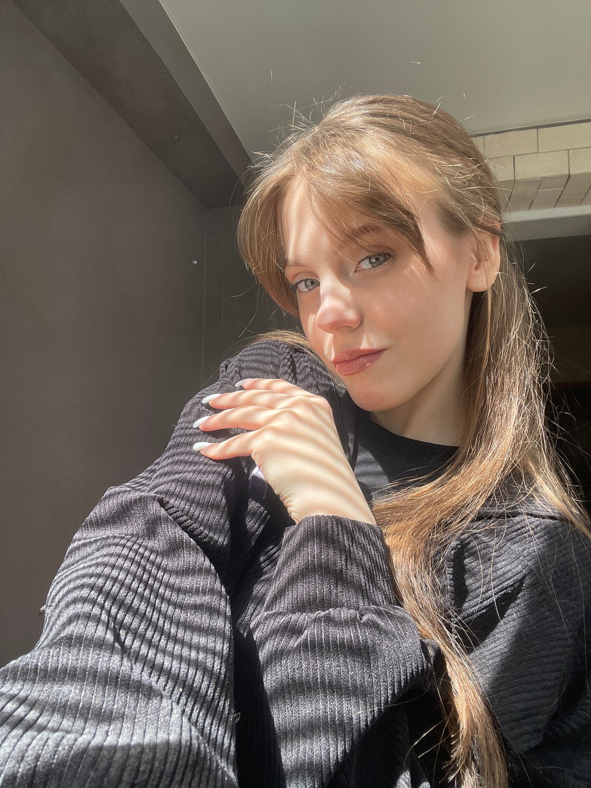 Woman in black clothing observed in indoor setting