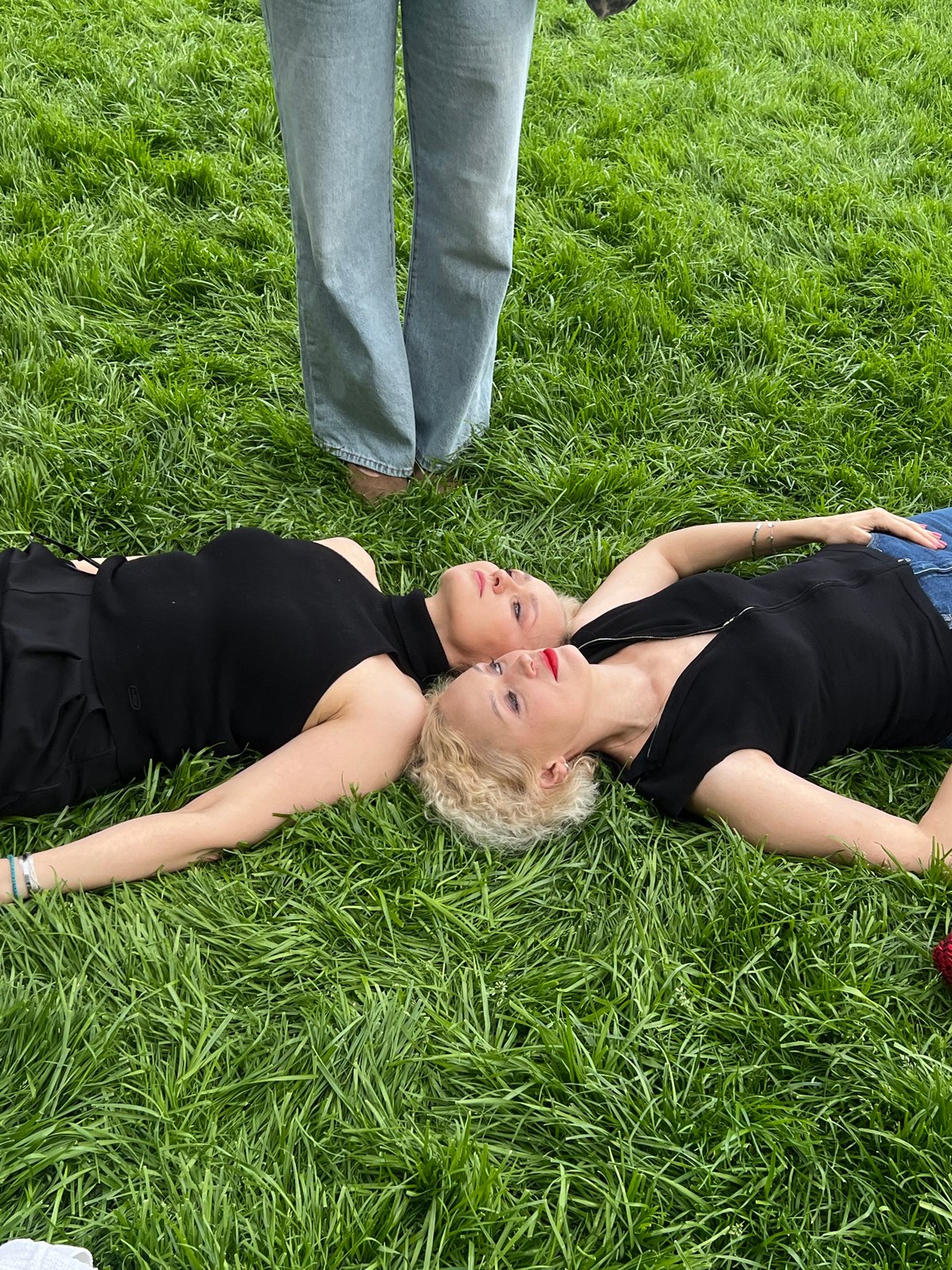 Spring afternoon brings leisurely park activities to Saint Petersburg