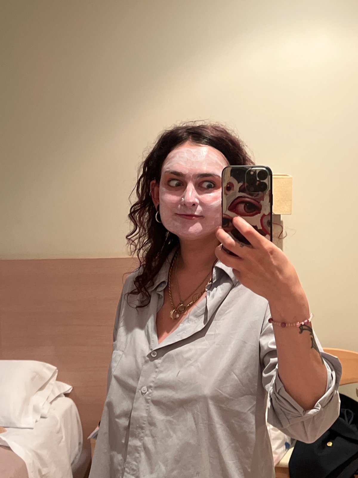 Person documents evening routine with selfies in Puçol