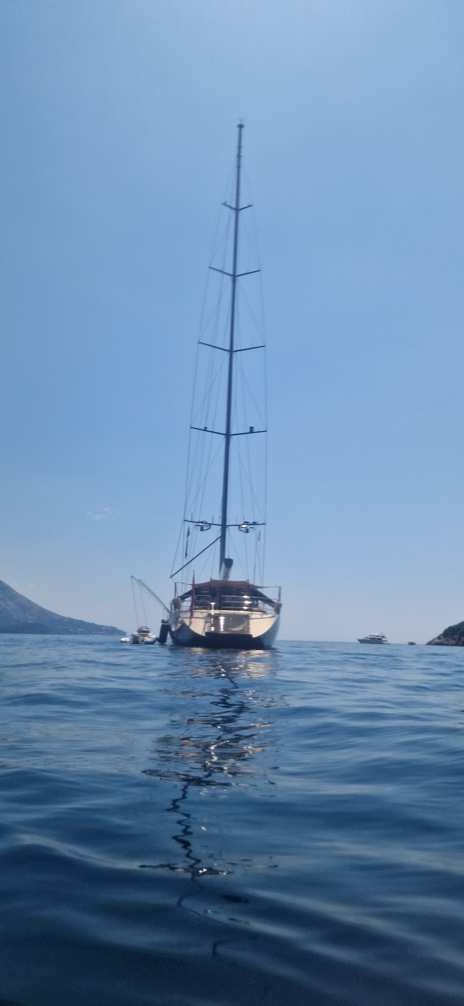 Sailboats and motorboats out on a calm Boreti bay