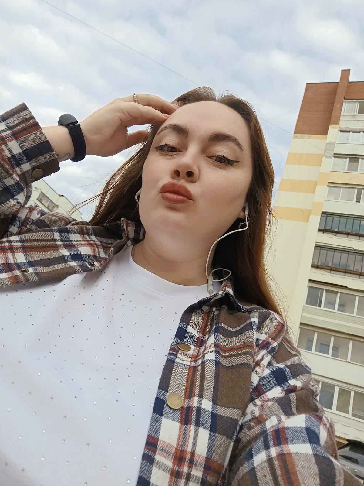 Woman documents morning activities across Chaikovsky, Russia neighborhoods