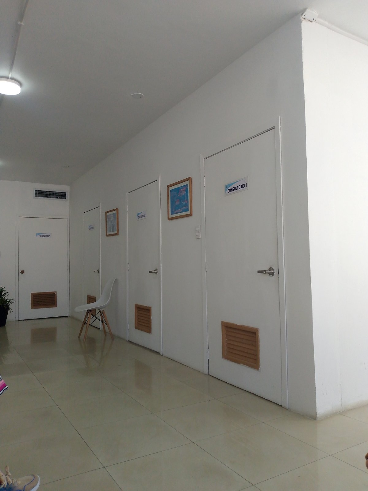 Interior hallway documented in Machala medical building