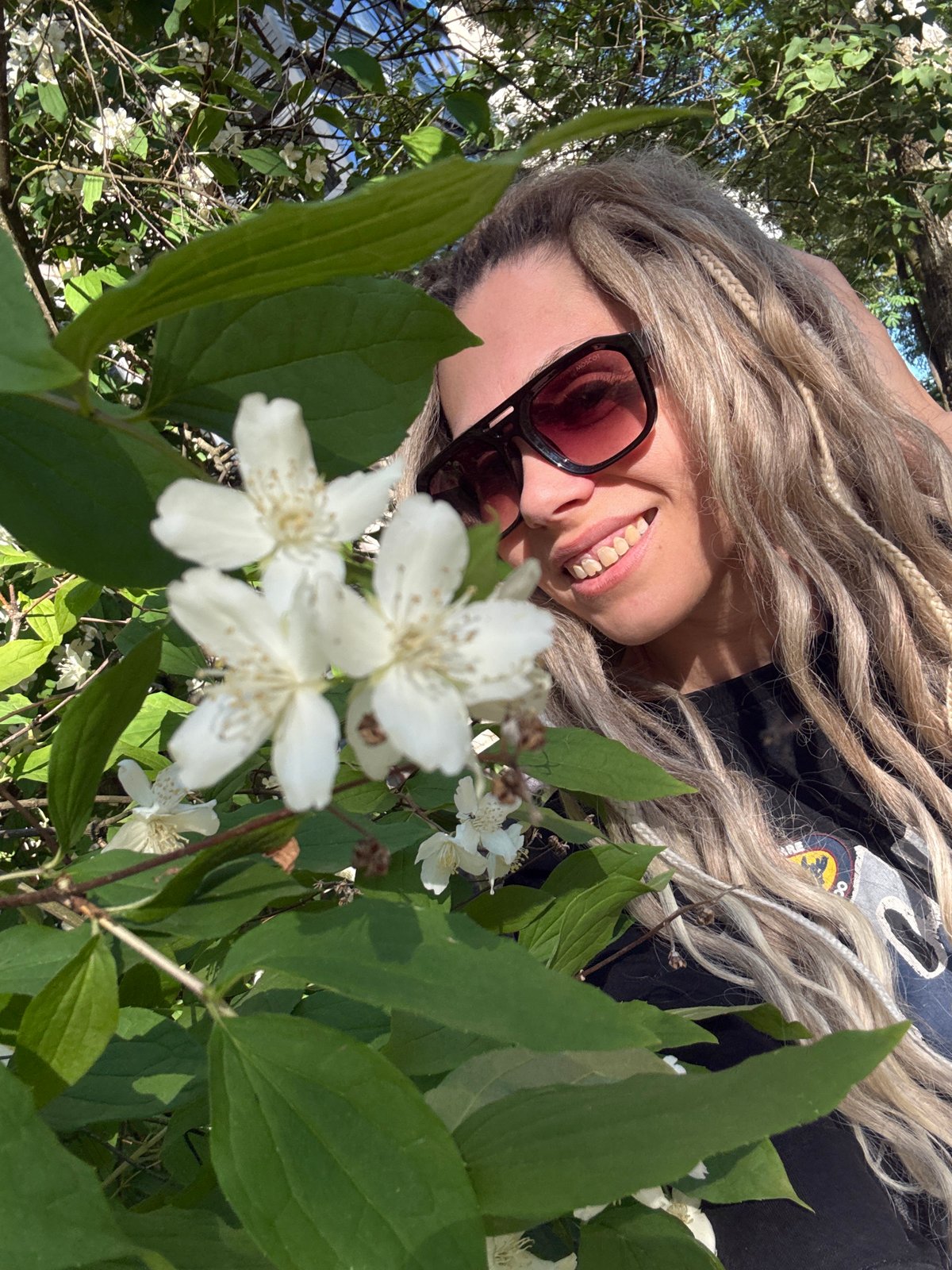 Woman photographed in outdoor portrait session in Rusanovo