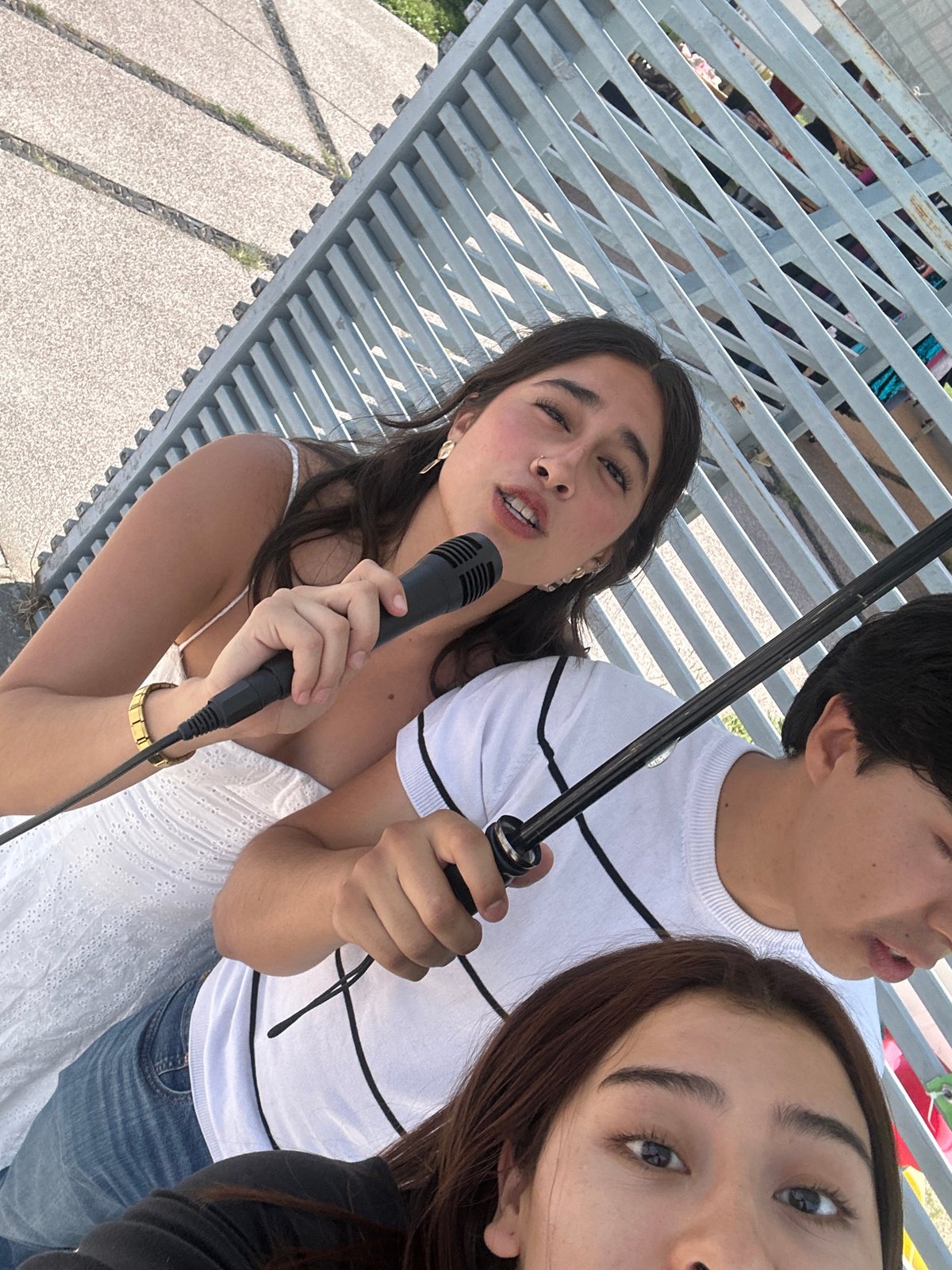 Selfie session and jewelry display documented in Puebla