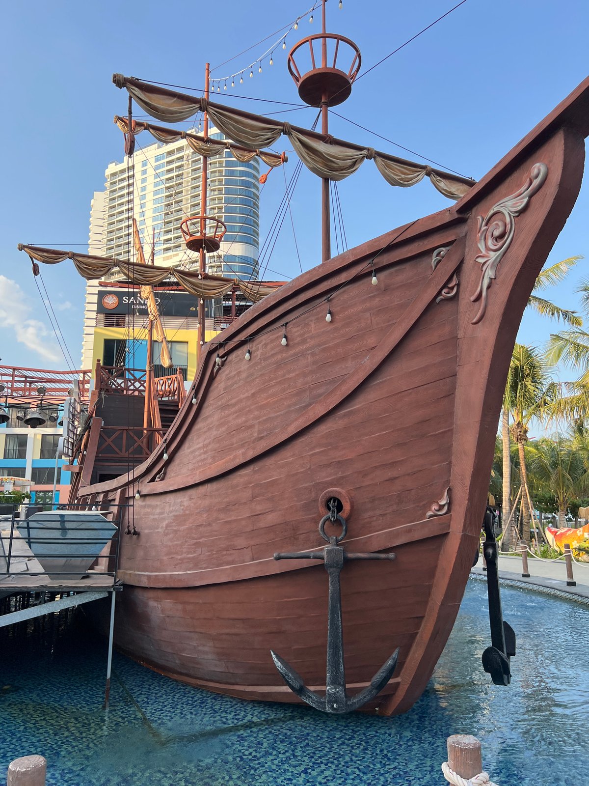 Nha Trang coastal promenade: sculptures, beach spots, and street scenes