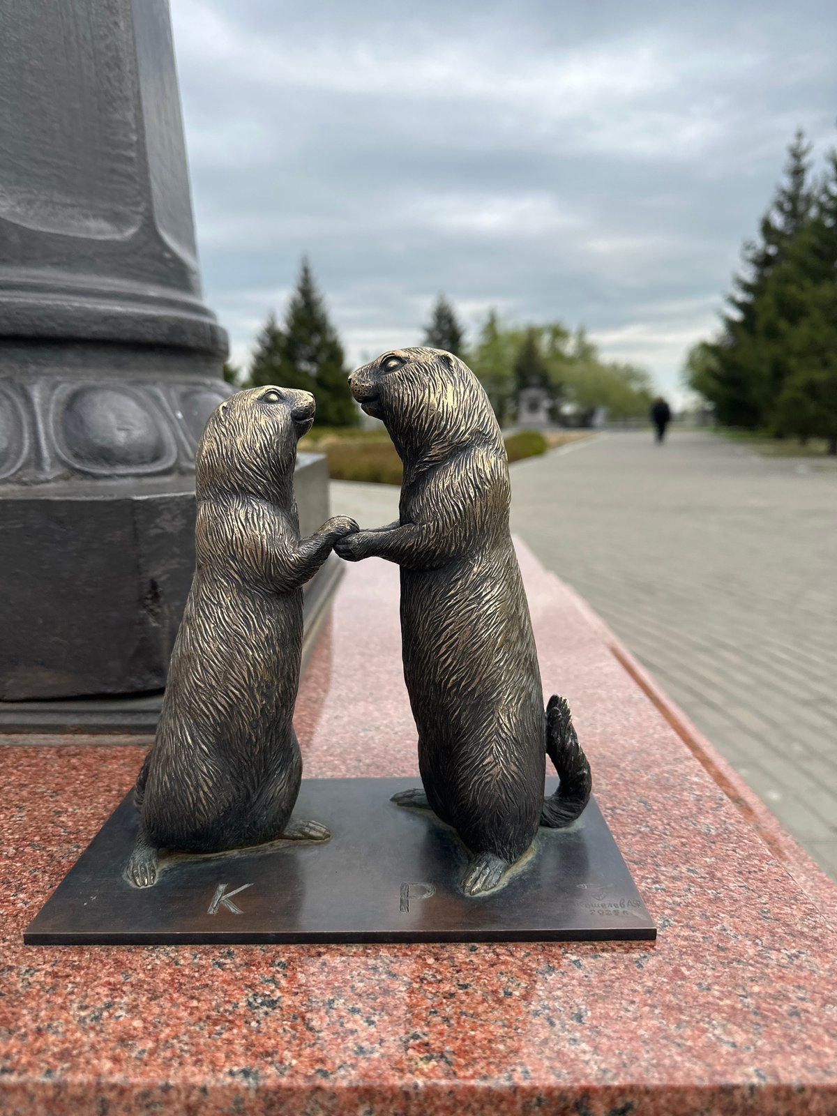 Krasnoyarsk resident documents city sculptures and takes mirror selfie