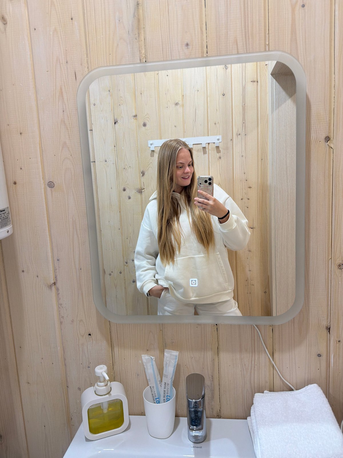 Woman documents cabin retreat experience in Vozhoiskii, Russia