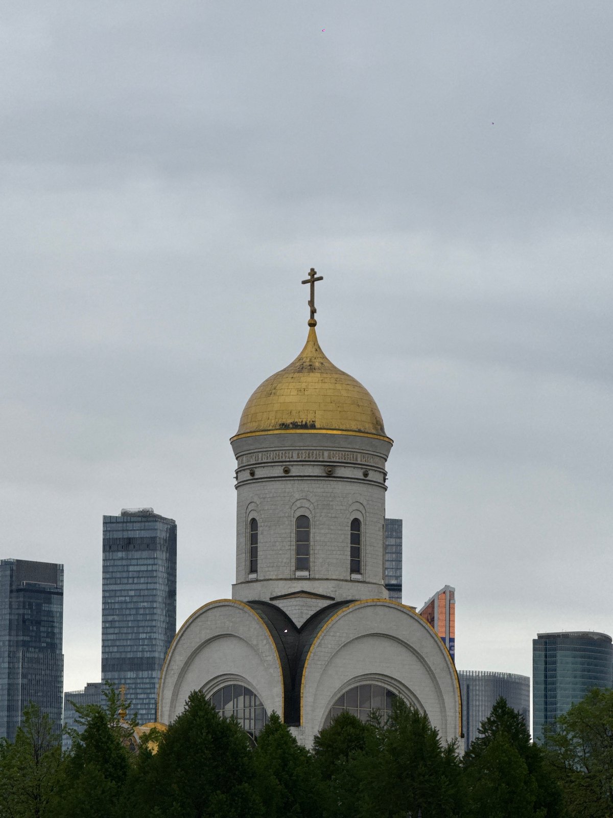 Moscow park visitors captured near Cathedral, Victory Park monuments