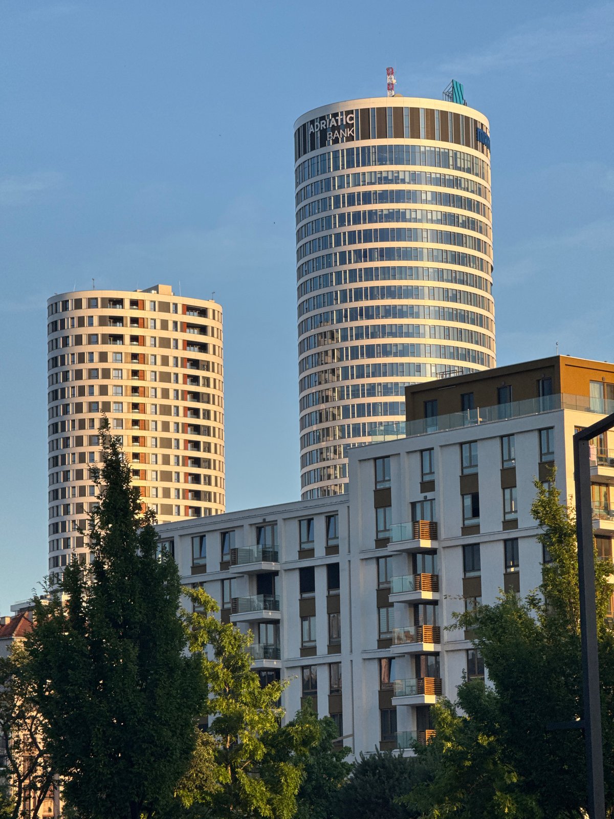 Woman documents afternoon stroll through Belgrade's urban areas