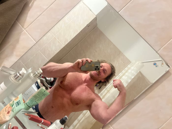 Man takes bathroom selfies, plays with dogs in Petersburg