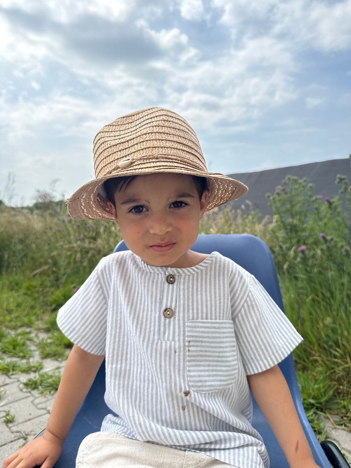 Child photographed in outdoor portrait session in Andijk