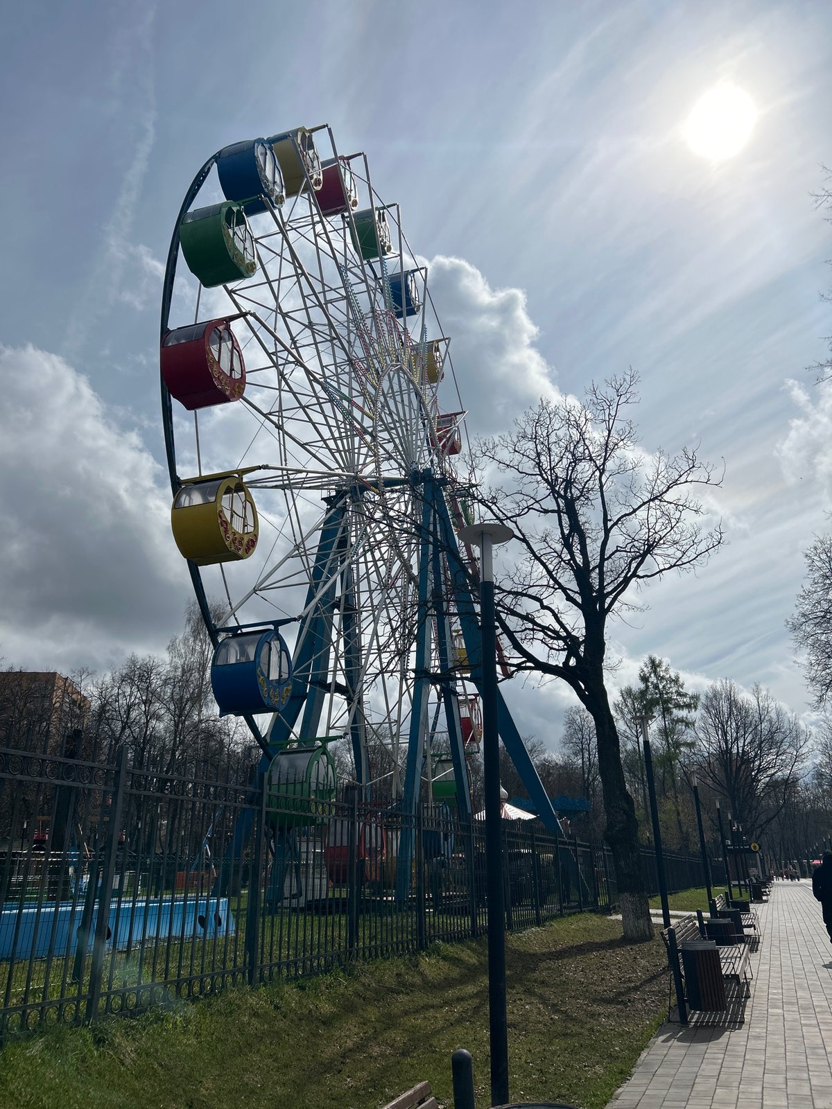 Morning scenes documented around Podolsk parks and monuments